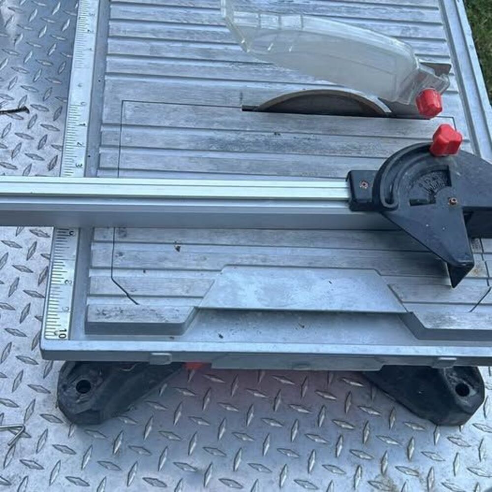 Wet bench tile saw